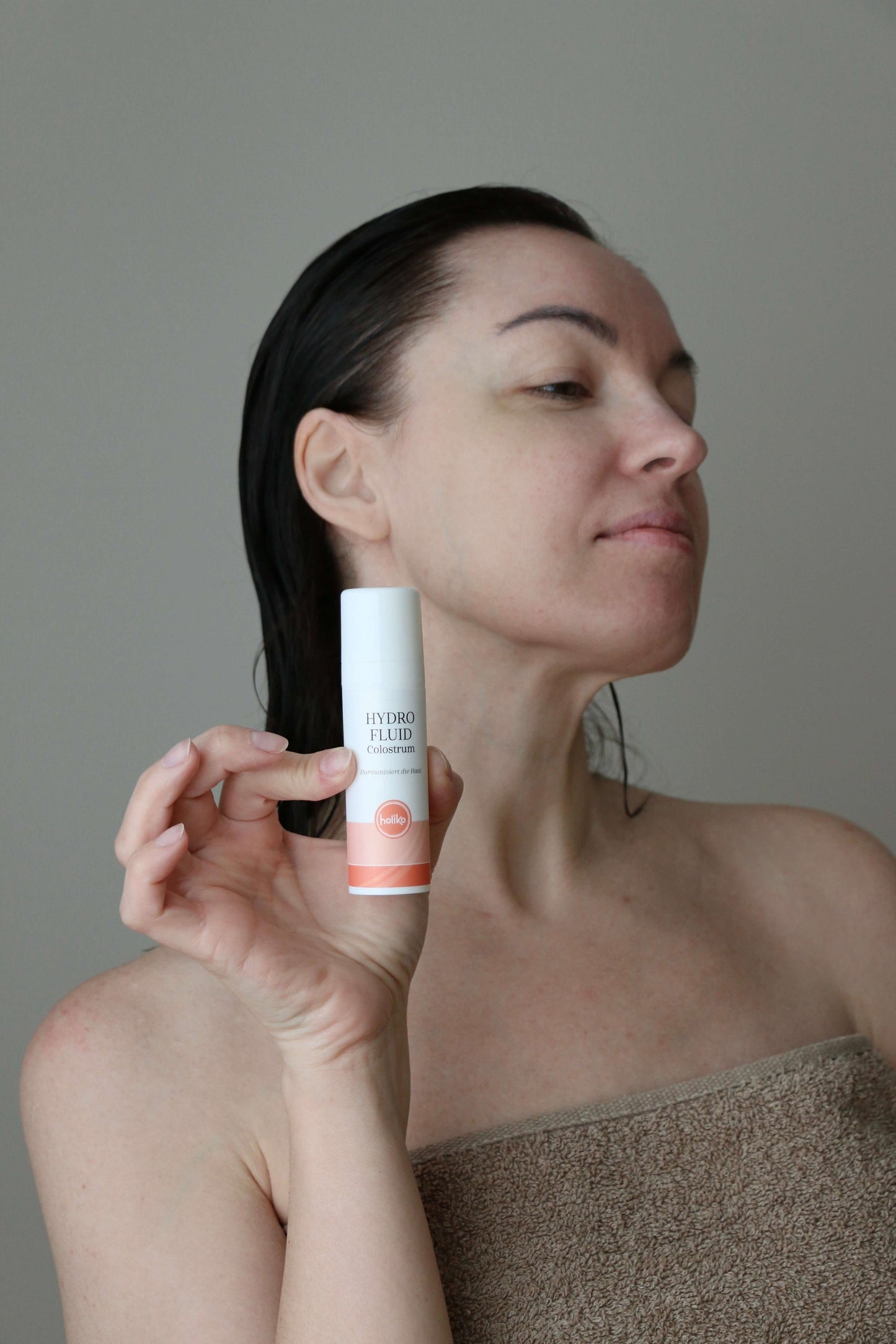 A lightweight hydrating fluid with colostrum, hyaluronic acid, and apricot oil. Hydrates, soothes sensitive skin, and strengthens the skin microbiome.